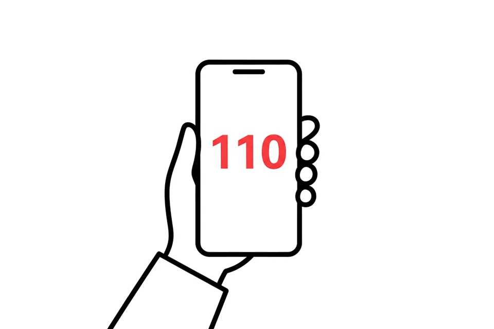 Eine Hand hält ein Smartphone mit der roten Notrufnummer 110 auf dem Display.